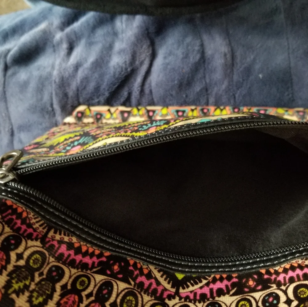 Sakroots cross body bag with wallet. Adjustable strap. Great condition. - Picture 10 of 12